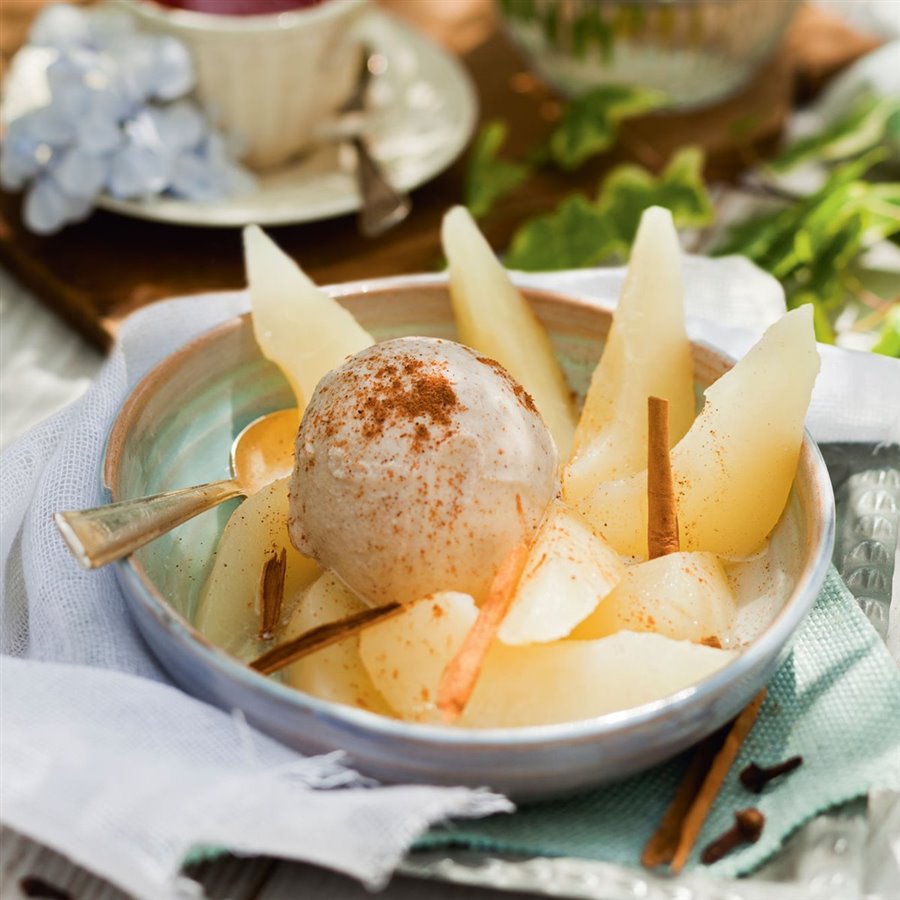 Peras Al Vino Con Helado De Canela