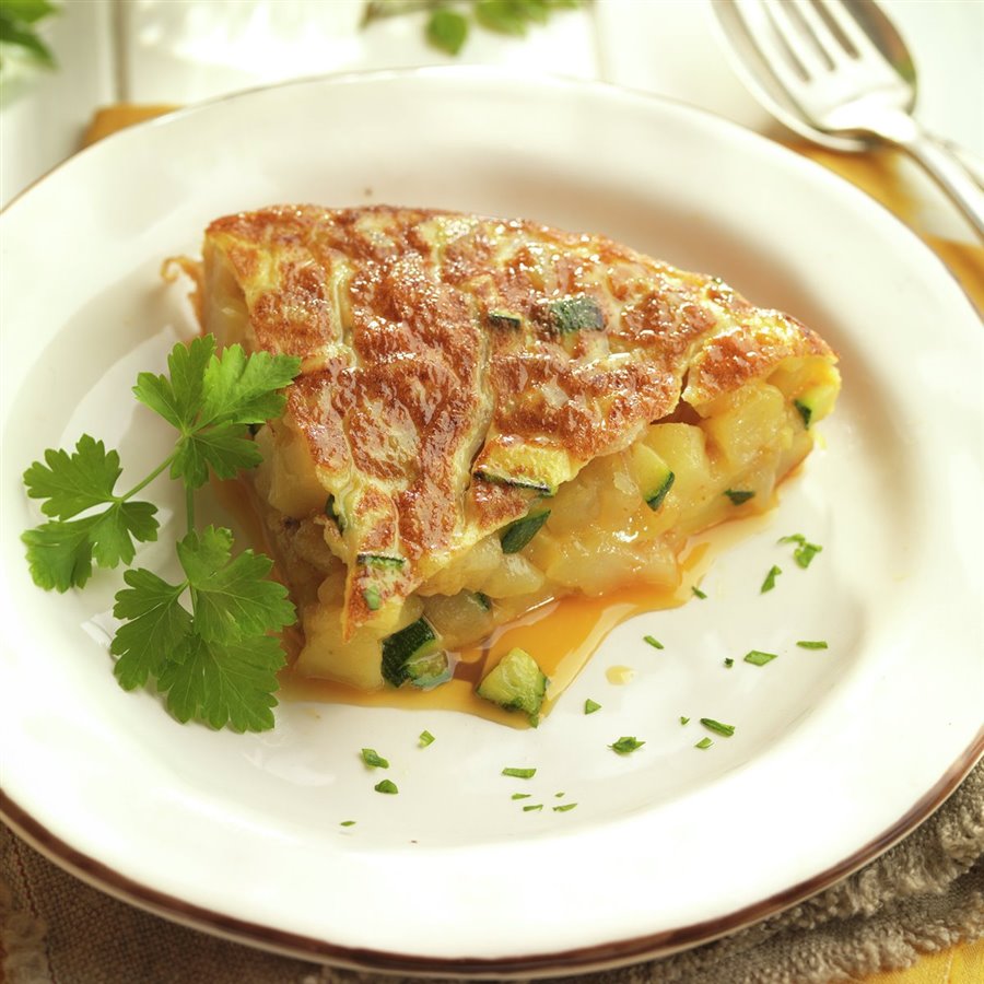 Tortilla de patata cebolla y calabacín la receta de la abuela ideal