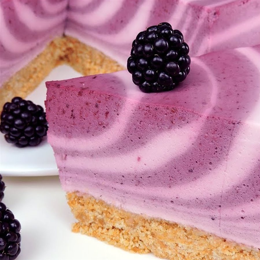 Tarta fría sin horno de yogur y moras con vídeo