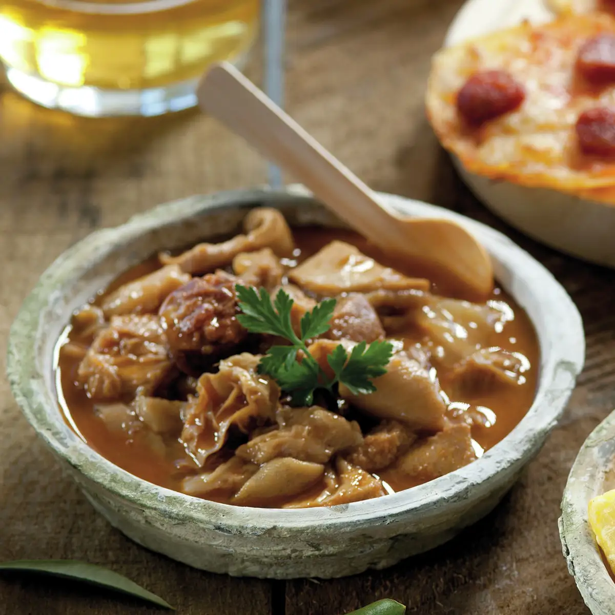 ANTOJOS TRADICIONALES: CALLOS, PATATAS BRAVAS Y COCA DE PATATAS CON CHISTORRA. 