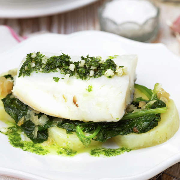 Bacalao confitado con patatas, espinacas y aceite verde, una cena ideal