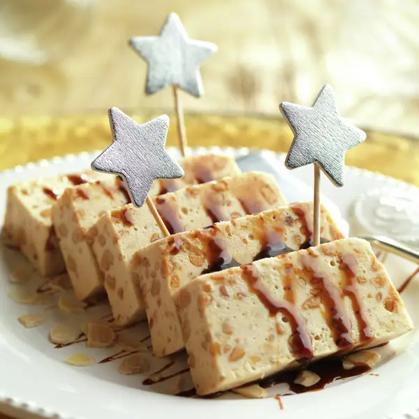 El postre de Navidad facilísimo que puedes hacer el día antes: biscuit helado de turrón de Jijona con caramelo y ron