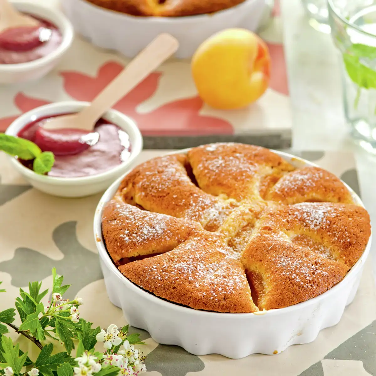 BIZCOCHO DE ALBARICOQUES CON SALSA DE CEREZAS.