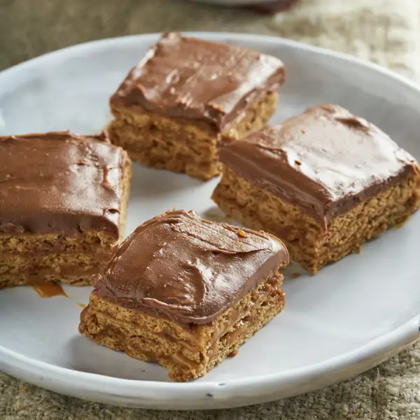 Sin horno ni complicaciones: estos bocaditos de galletas, tofe y chocolate son tan fáciles que no volverás a la pastelería