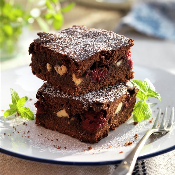 BROWNIE CON FRAMBUESAS Y CHOCOLATE BLANCO. 