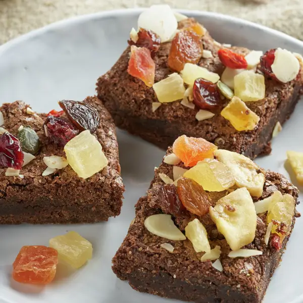 Bocaditos de brownie con frutas, un postre fácil de chocolate que te alegrará el día