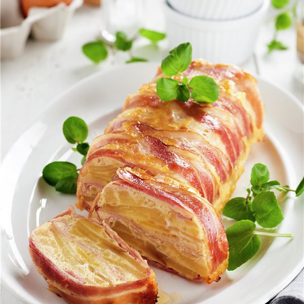 CAKE DE TORTILLA CON CRUJIENTE DE BEICON.