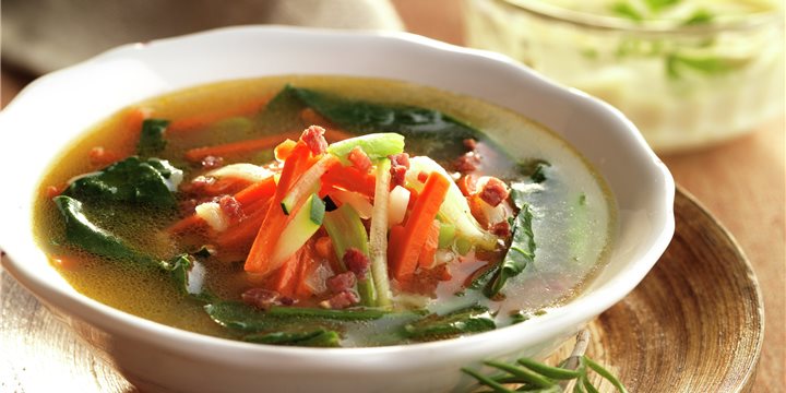 Caldo de verduras enriquecido con acelgas - Lecturas