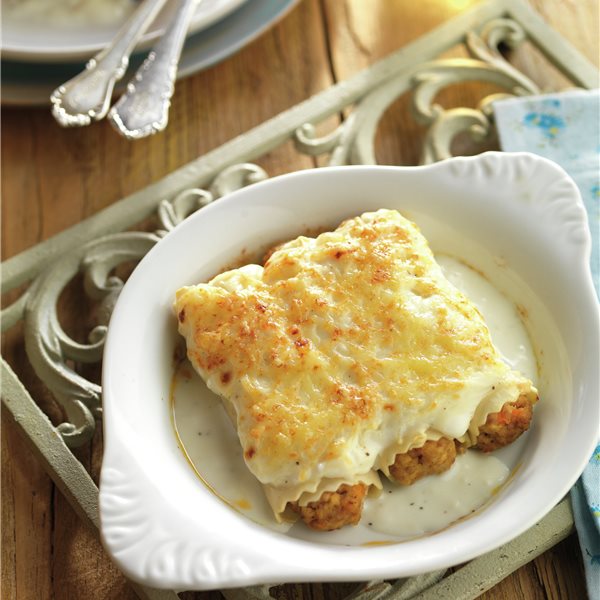 Cannelloni with chicken, beef and bacon with bechamel sauce