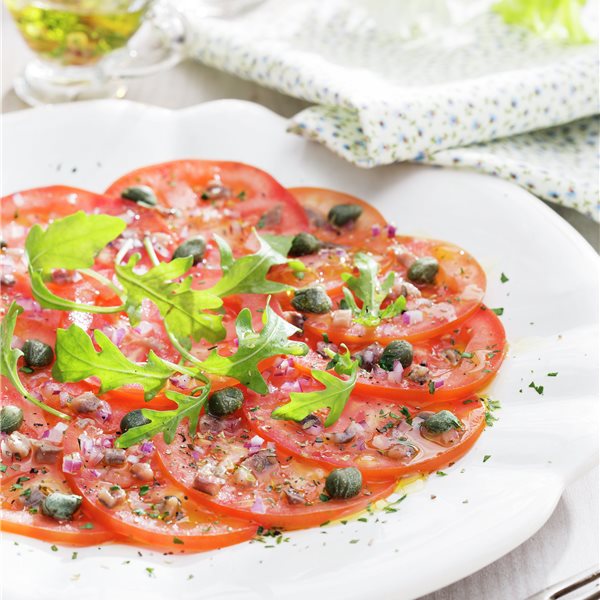 Carpaccio de tomate con salsa de anchoas