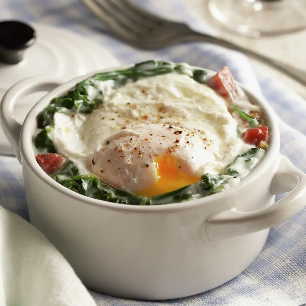 CAZUELITAS DE ESPINACAS CON BECHAMEL Y HUEVO ESCALFADO.