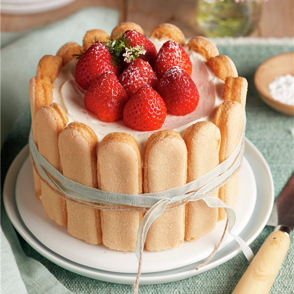 Carlota de limón con fresas y bizcochos de soletilla, la tarta más fácil ¡sin horno! para un postre especial