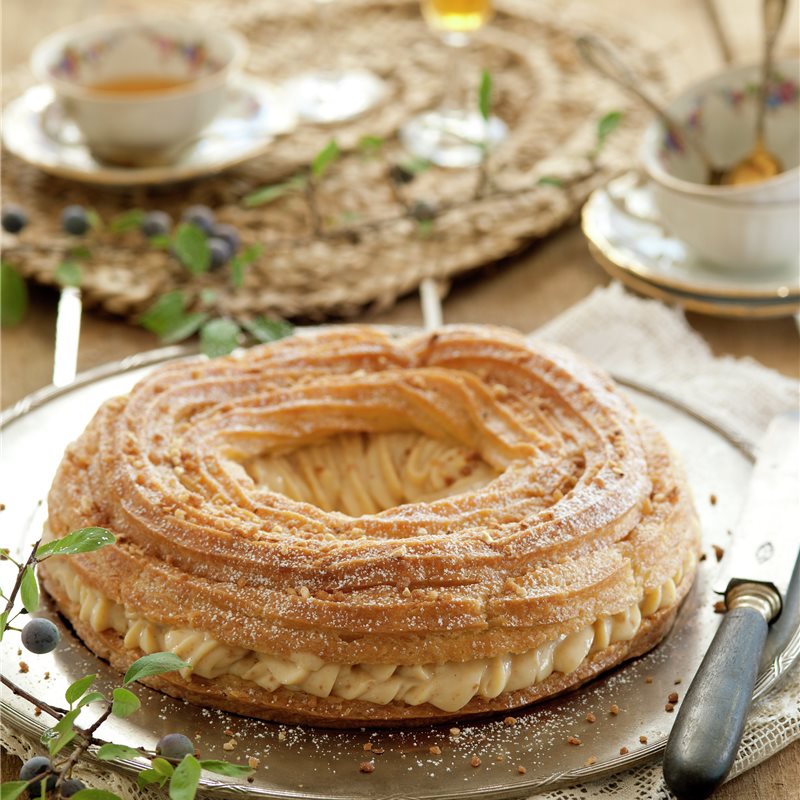 CORONA CON CREMA DE ALMENDRA. 