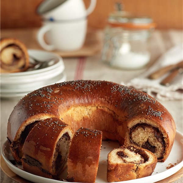 CORONA DE BRIOCHE RELLENA DE CHOCOLATE.