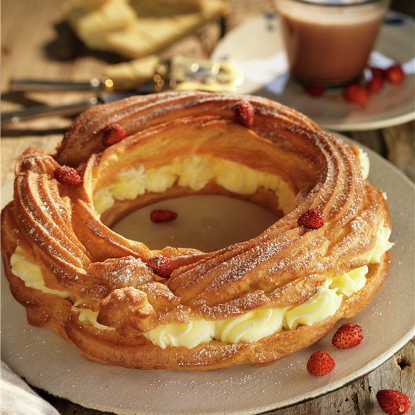 CORONA DE PASTA CHOUX RELLENA DE CHOCOLATE BLANCO.