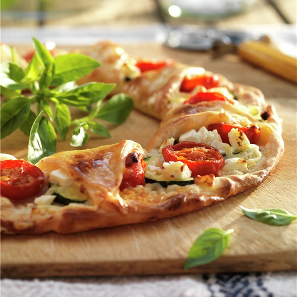 Corona de pizza de verduras y queso fresco