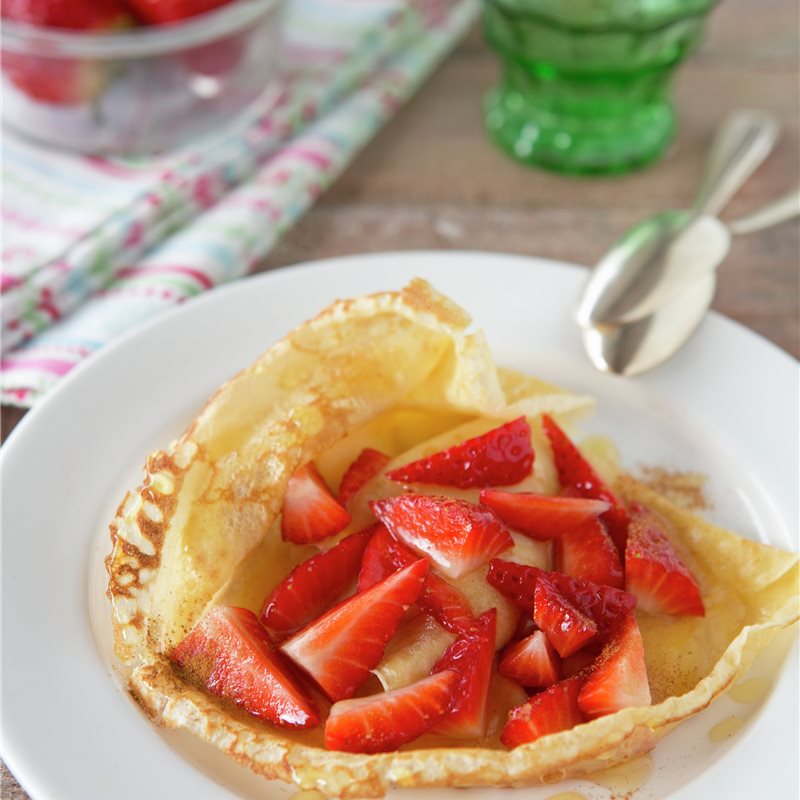 CREPES DE MIEL Y CANELA CON FRESONES.
