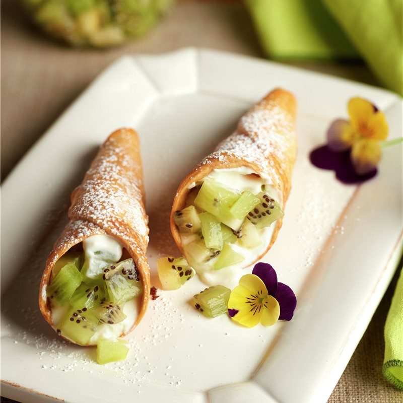 CUCURUCHOS RELLENOS DE CREMA DE QUESO Y KIWI.