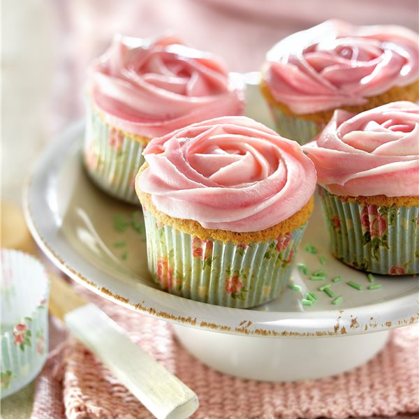 Cupcakes con crema de queso y esencia de rosas