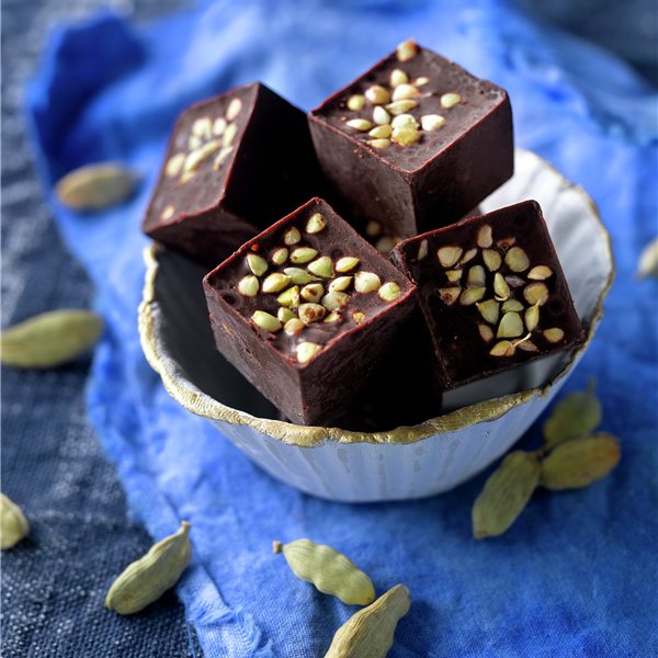 Bombones caseros al cardamomo, un dulce vegano saludable