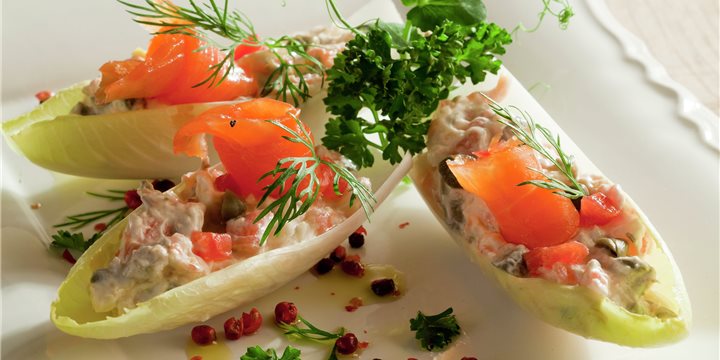 La ensalada de salmón, endivias y roquefort es algo que hará las delicias de tus papilas gustativas