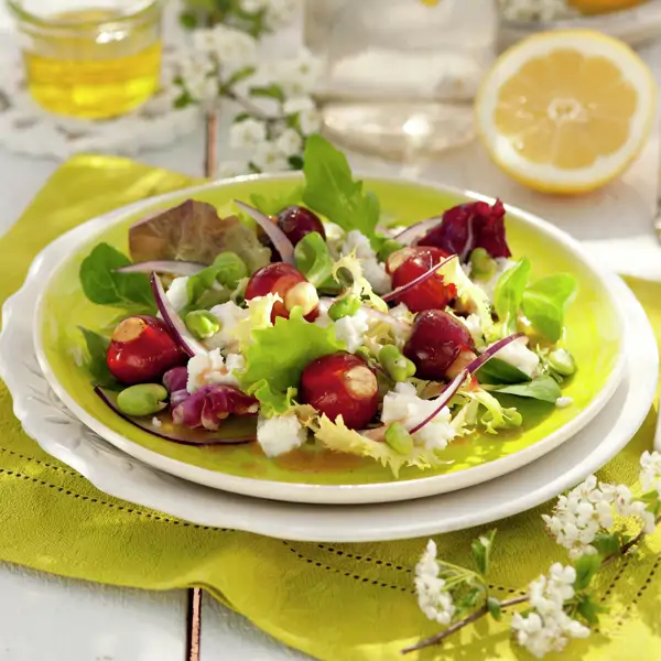 La fusión de ingredientes de esta ensalada te sorprenderá: lleva queso de cabra, habitas y cerezas 
