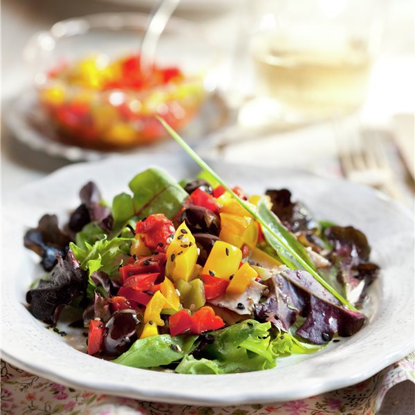 Cena saludable en 10 minutos: ensalada de ventresca y brotes con vinagreta de pimientos salteados