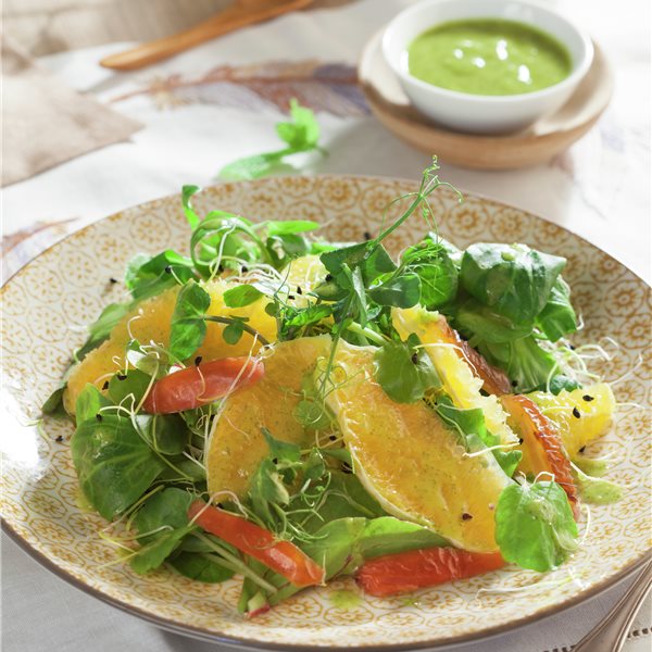 ENSALADA DE BROTES, DÁTILES Y NARANJA.