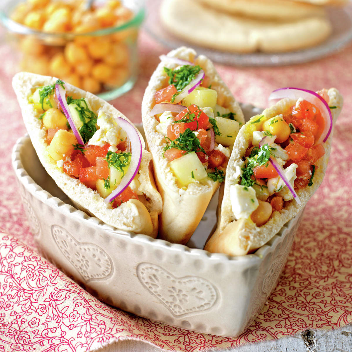 ENSALADA DE GARBANZOS Y VERDURAS CON QUESO FRESCO.