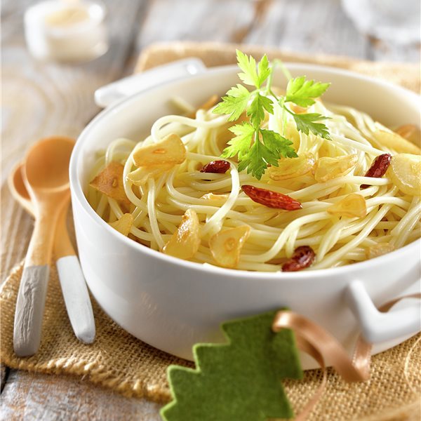 Espaguetis con guindilla, ajo y parmesano