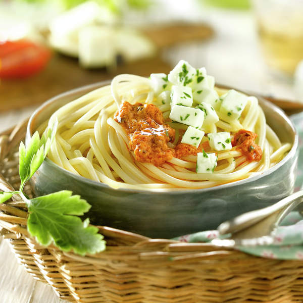 Espaguetis ligeros con salsa de berenjena, tomate y queso