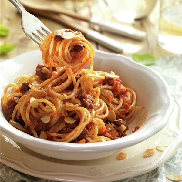 Espaguetis con salteado de ternera y pasas