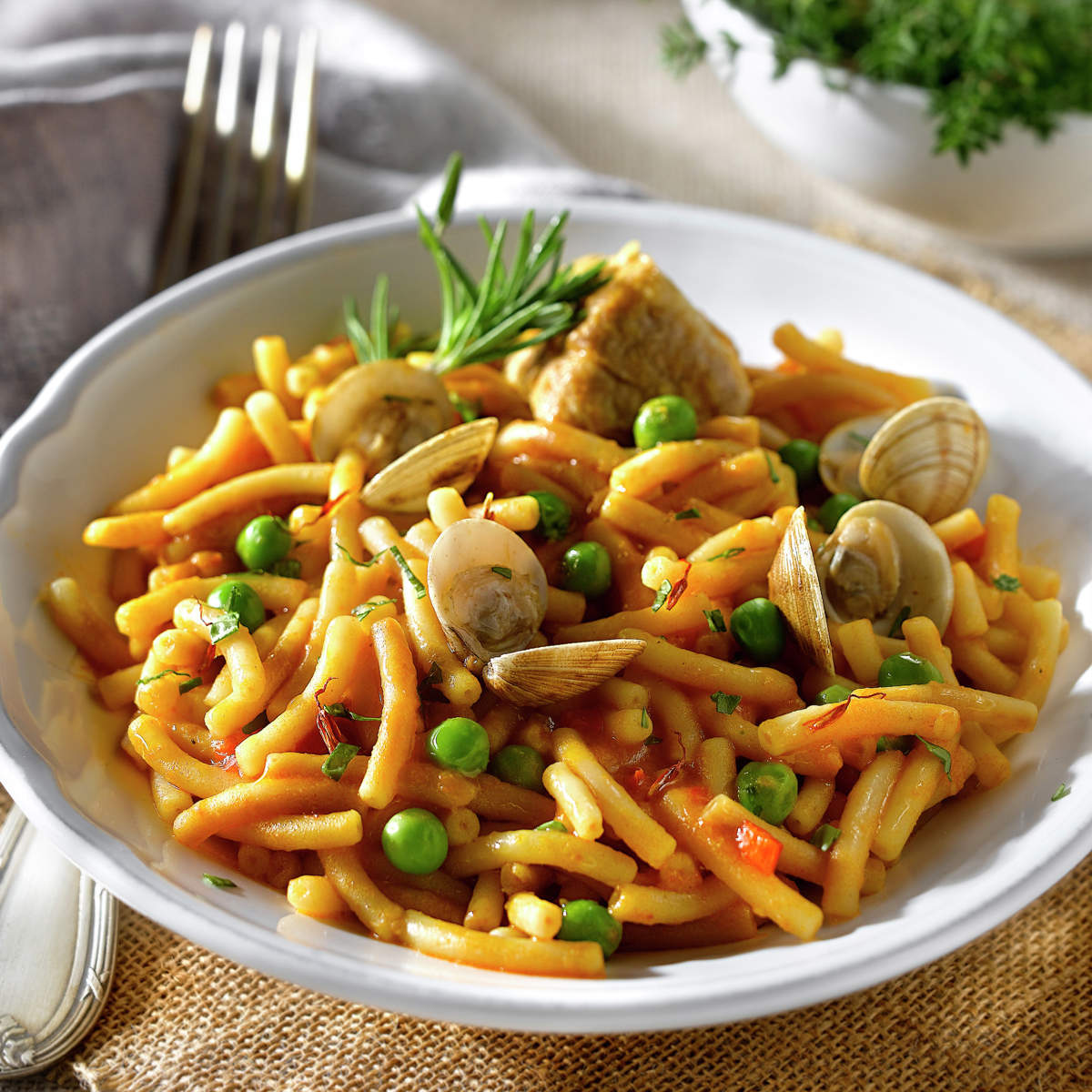 FIDEOS A LA CAZUELA CON COSTILLAS Y CHIRLAS. 