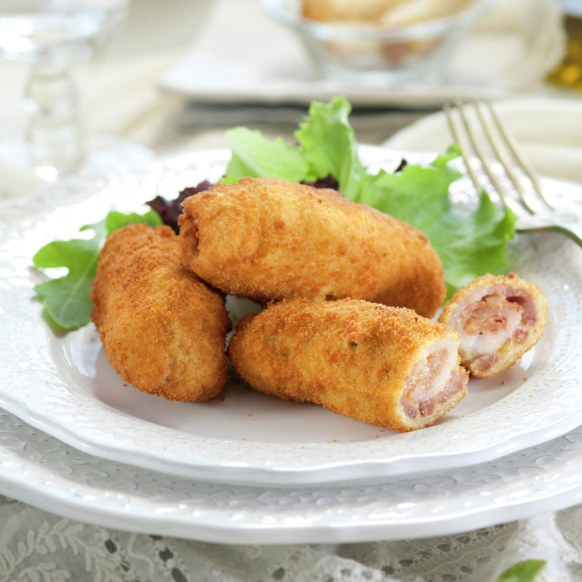 FLAMENQUINES CLÁSICOS CON ENSALADA DE LECHUGA. 