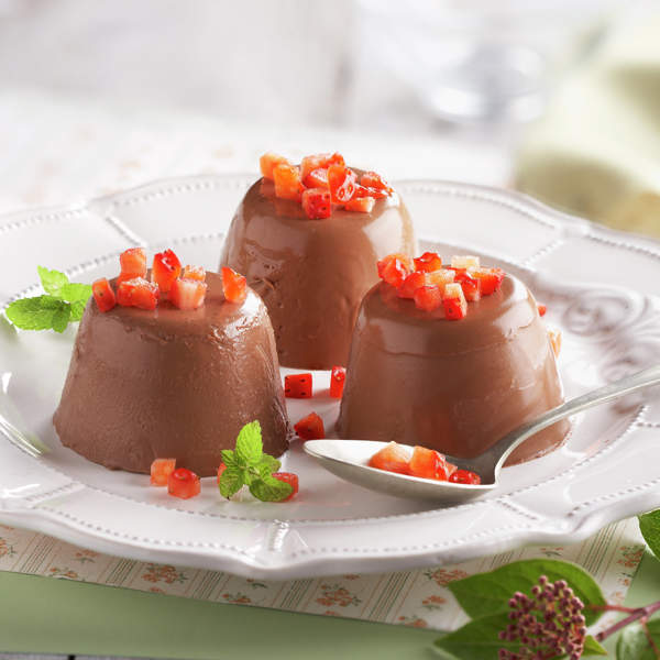 Flan fresquito de chocolate y huevo con fresones: el postre más cremoso del verano