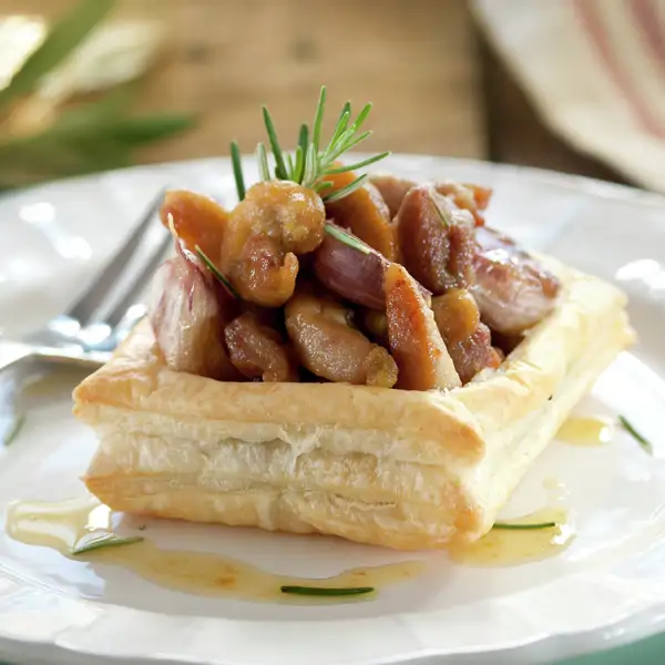 He probado muchas recetas con pollo al ajillo y esta es mi preferida: ¡son unas tartaletas de hojaldre superapetitosas!