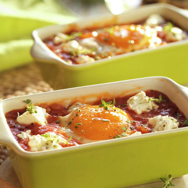 Huevos al horno con tomate y queso fresco, una cena rica y saludable