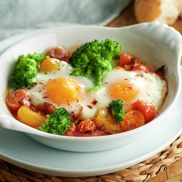 Huevos al plato con brócoli, tomatitos y beicon ¡una cena perfecta!