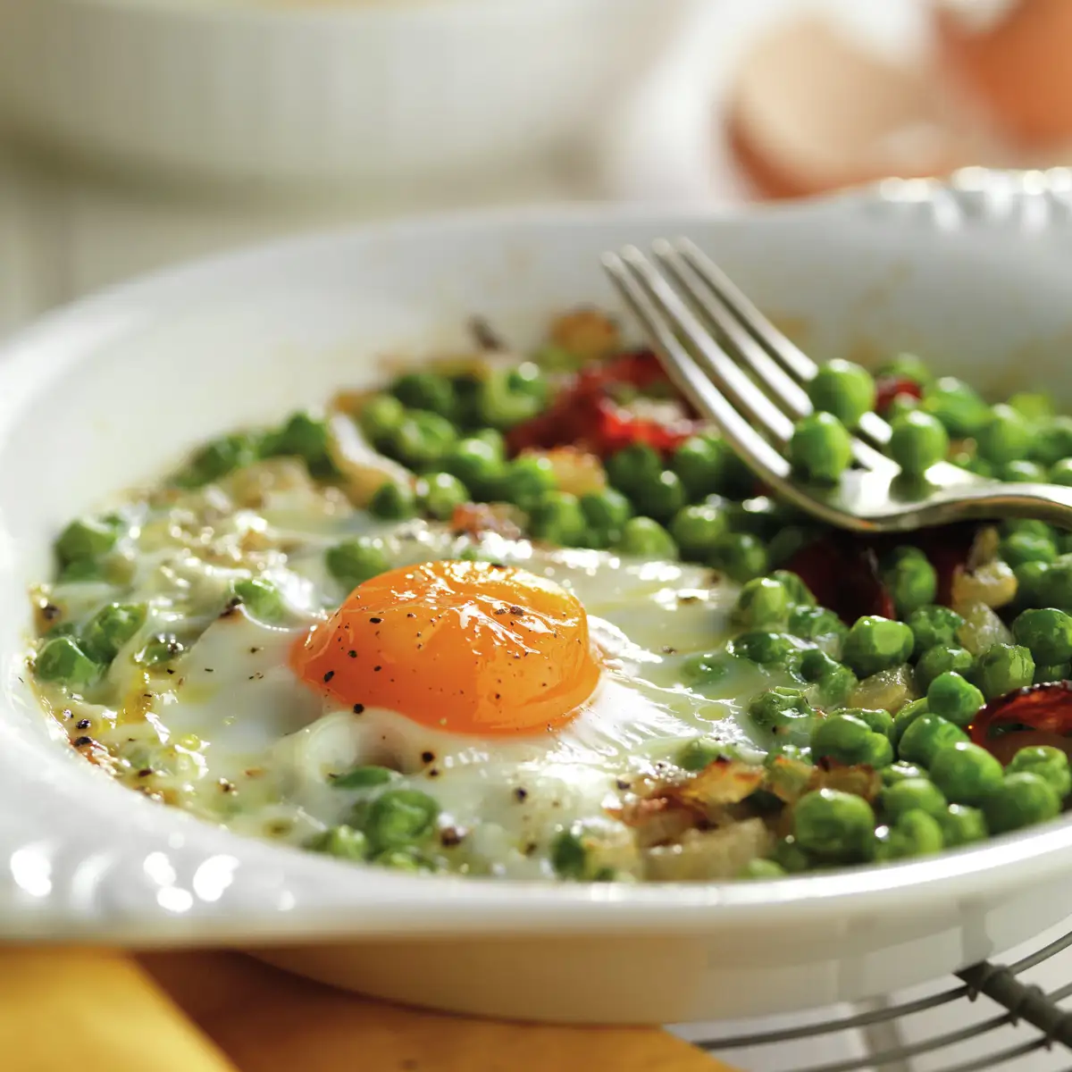 HUEVOS AL PLATO CON GUISANTES.