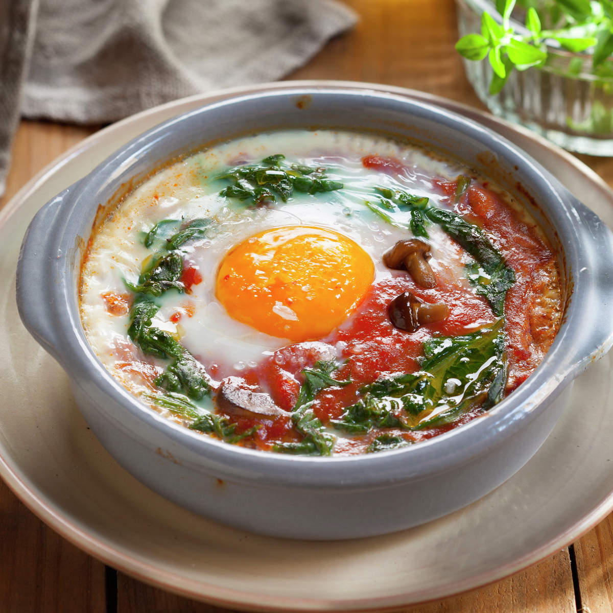 HUEVOS AL PLATO CON TOMATES, ACELGAS Y SETAS.