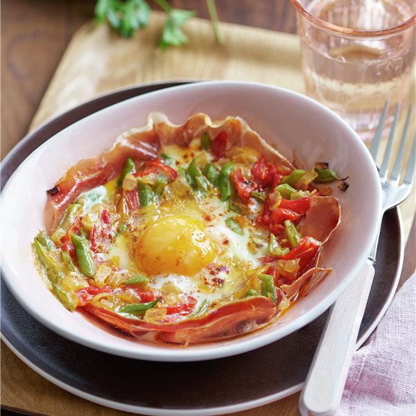 Huevos al plato con verduras y jamón