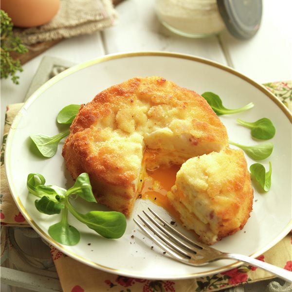 Huevos encapotados con bechamel de beicon