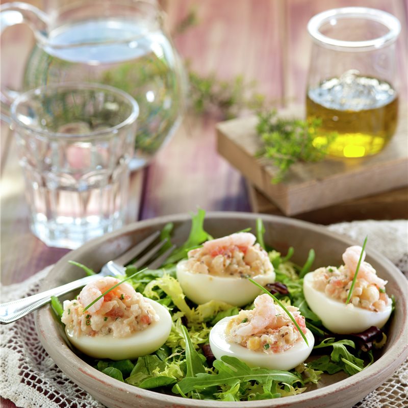 HUEVOS RELLENOS CON GAMBAS.