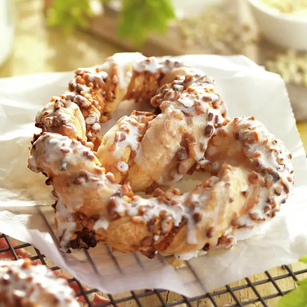 Lazos de hojaldre glaseados con almendras, con solo 3 ingredientes