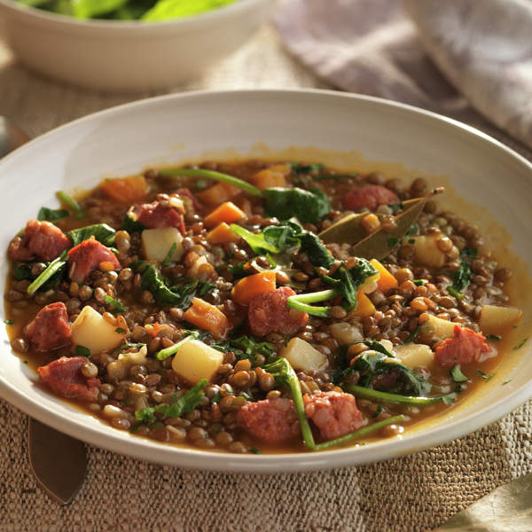 Lentejas con chorizo y verduras, un guiso clásico de la abuela