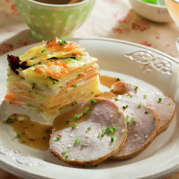 Lomo asado al horno con pastel de verduras