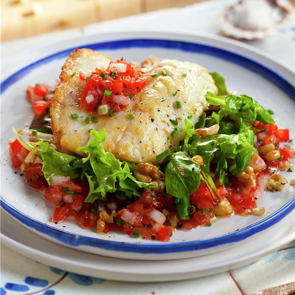 Lubina a la plancha con ensalada y vinagreta de tomate