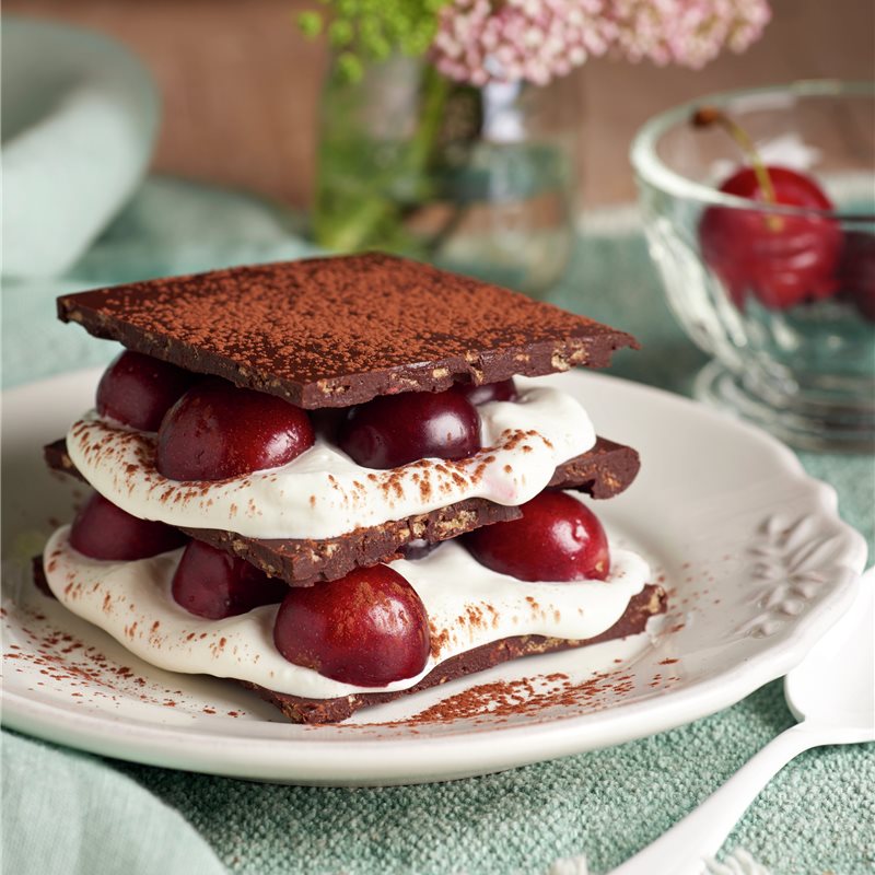 MILHOJAS DE CHOCOLATE CRUJIENTE Y CEREZAS.