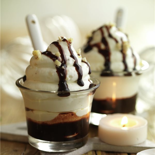 Mousse de castaña con salsa de chocolate