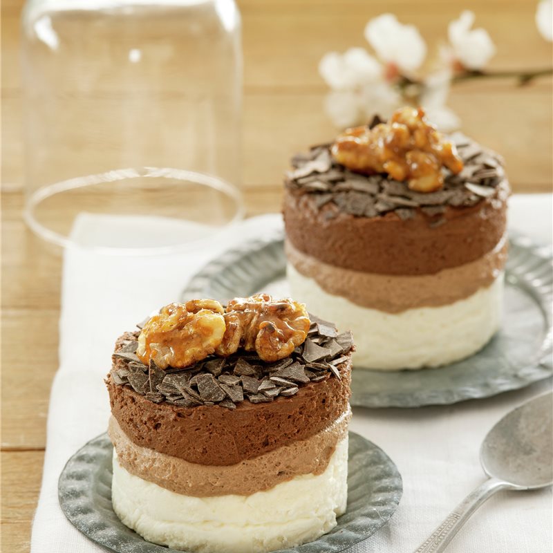 MOUSSE TRICOLOR CON NUECES CARAMELIZADAS.